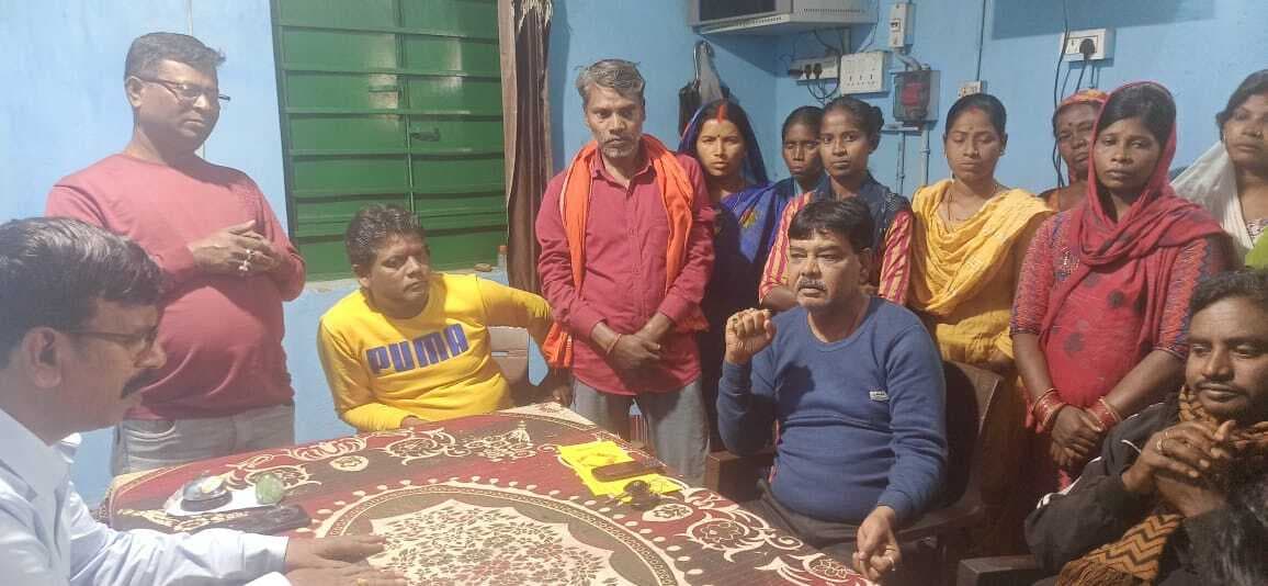 Dhanbad News: महेशपुर के लोगों ने पानी के लिए किया प्रदर्शन