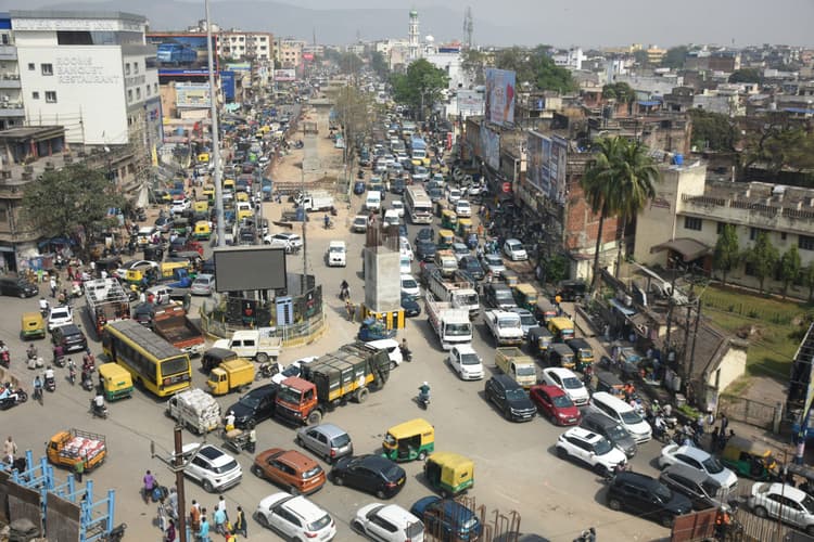 Jamshedpur News : मानगो पुल पर तीन घंटे तक रेंगते रहे वाहन, लोगों को हुई भारी परेशानी