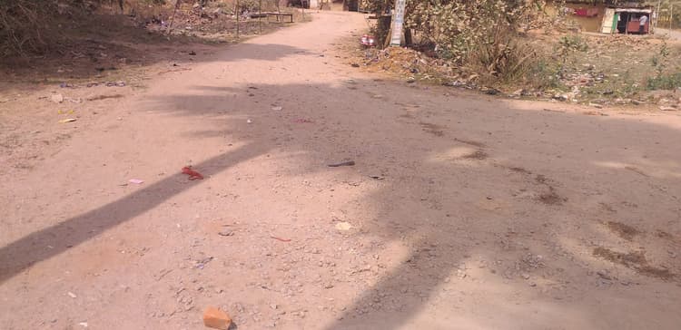 बलिया बुजुर्ग में ढलाई के छह माह बाद ही ध्वस्त हुई सड़क