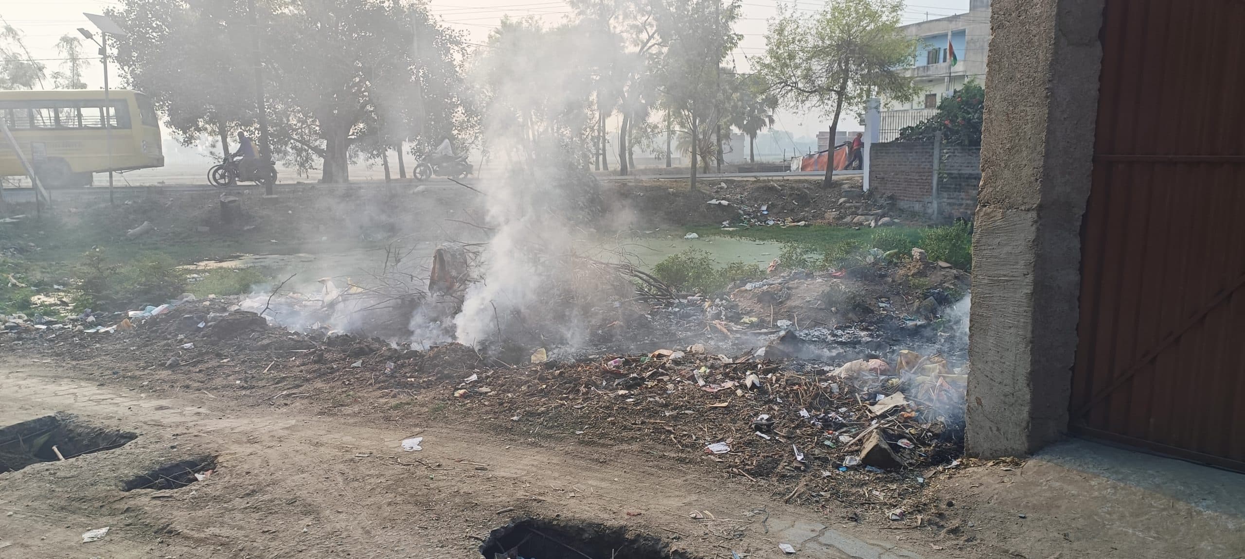 शहर का कचरा पहुंचा रहा गांव में, जलाने से बढ़ रहा प्रदूषण