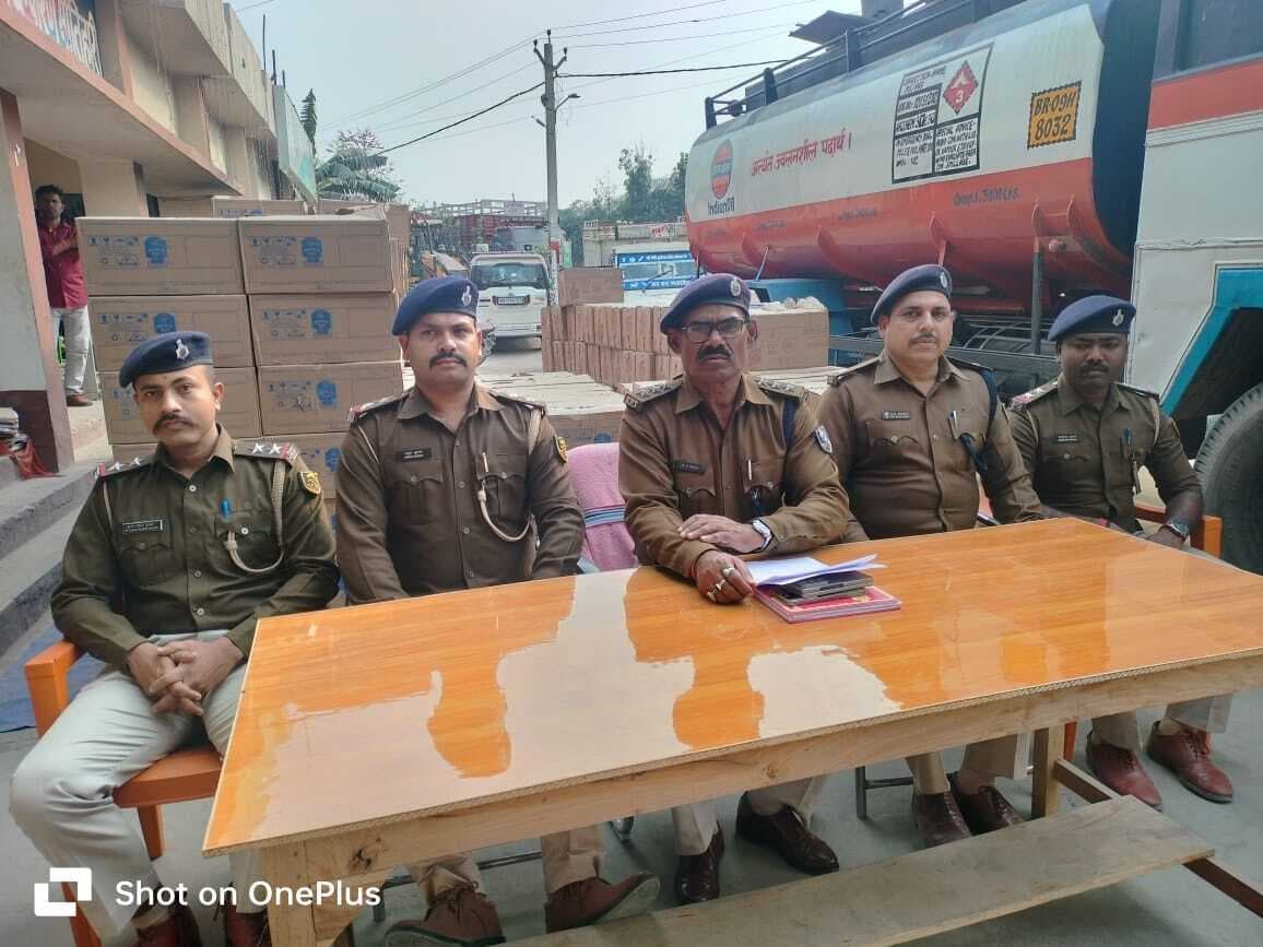 मेहसी में टैंकर व पिकअप के साथ 80 लाख का विदेशी शराब जब्त