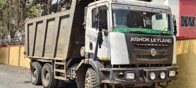 टास्क फोर्स की टीम ने बोल्डर लोड हाइवा किया जब्त
