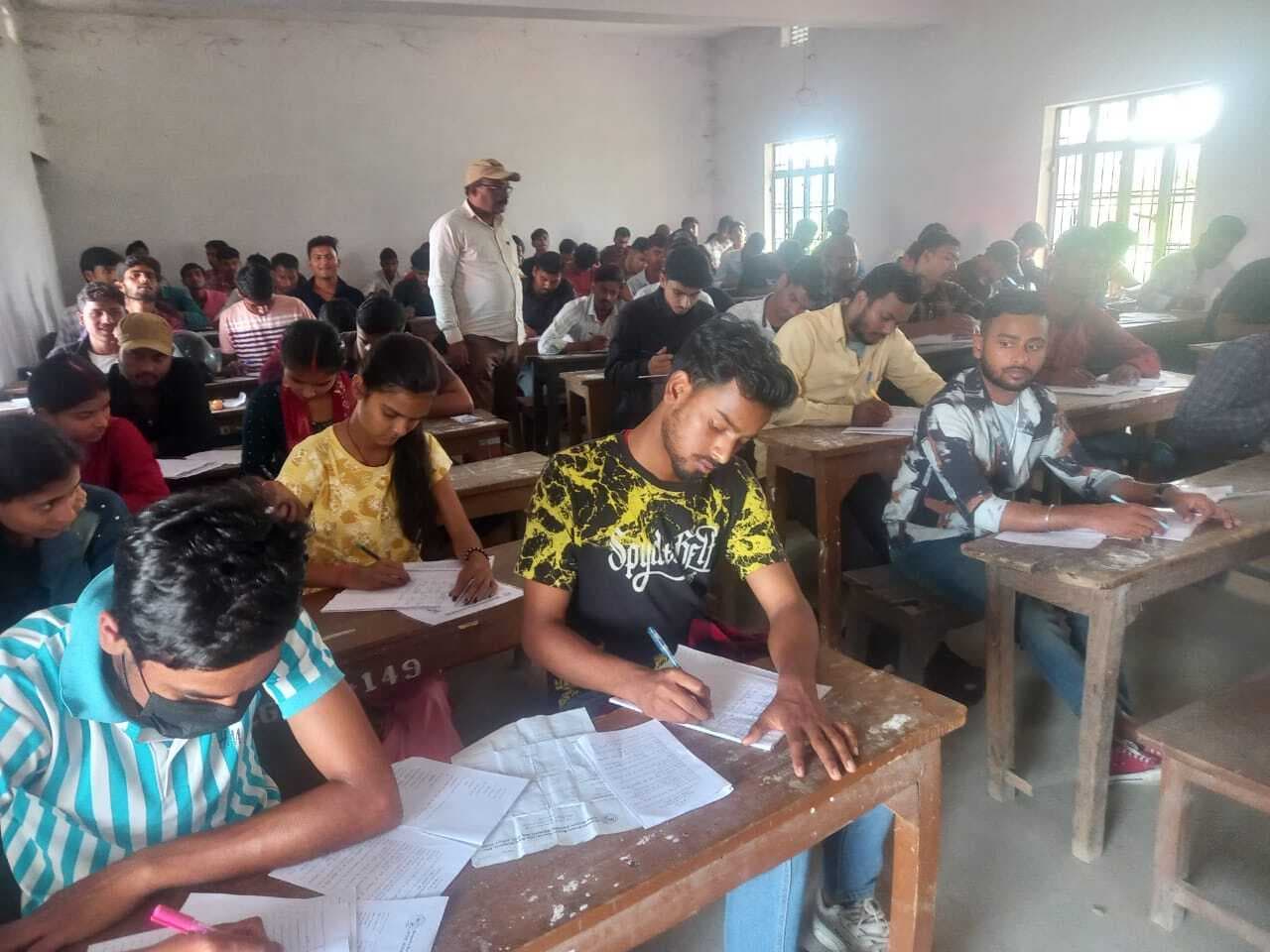 बीएस कॉलेज सिमराहा में कदाचार मुक्त हो रही स्नातक थर्ड सेमेस्टर की परीक्षा