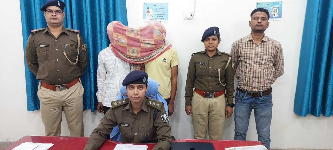 लोन दिलाने के नाम पर दर्जनों लोगों से ठगी करने वाले दो साइबर ठग गिरफ्तार