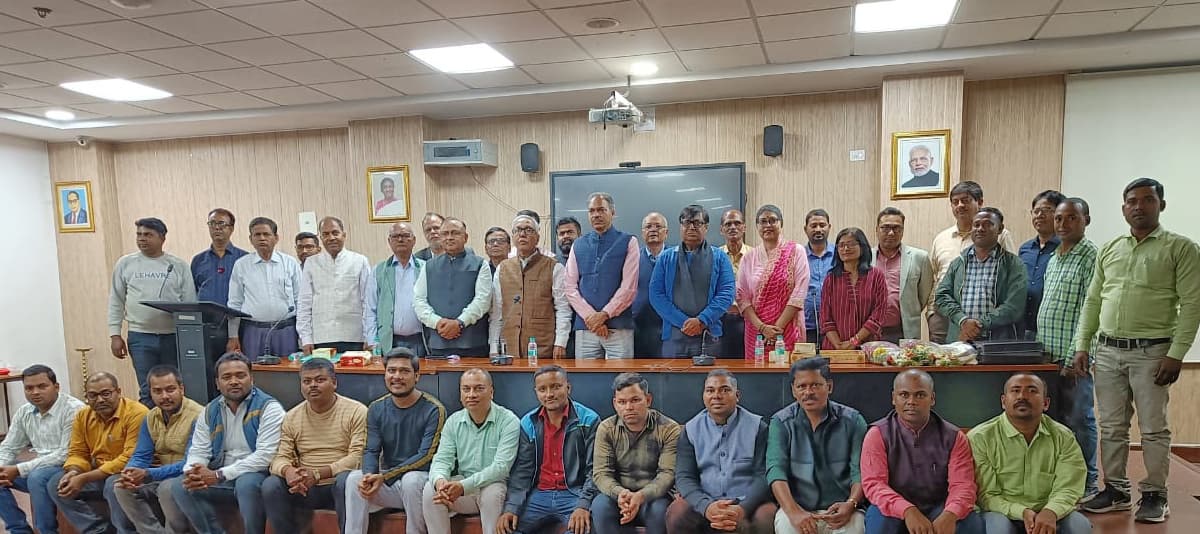 सेवानिवृति पर उपकुलसचिव को दी विदाई