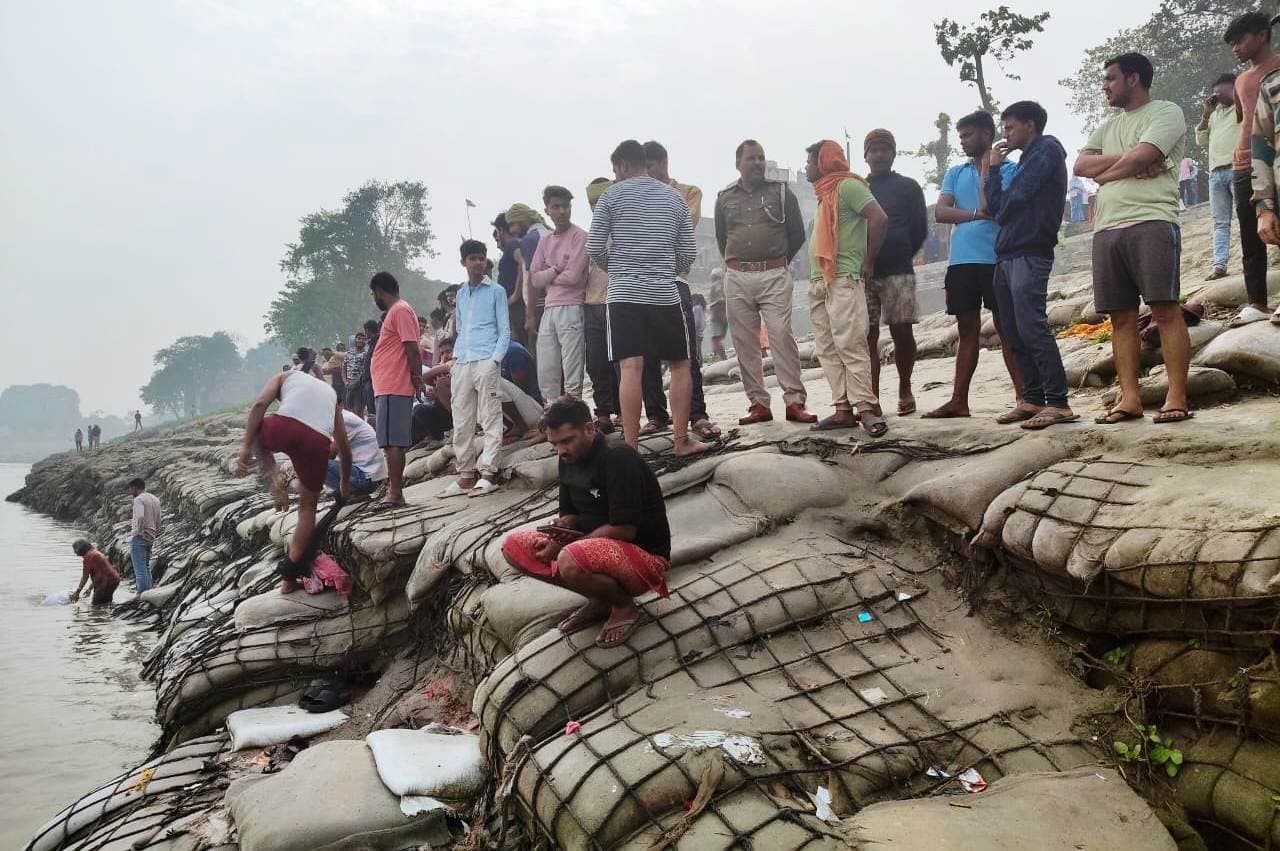 शिवकुंड गंगा घाट पर स्नान के दौरान दो युवक डूबे, एक शव बरामद, दूसरे की खोज जारी