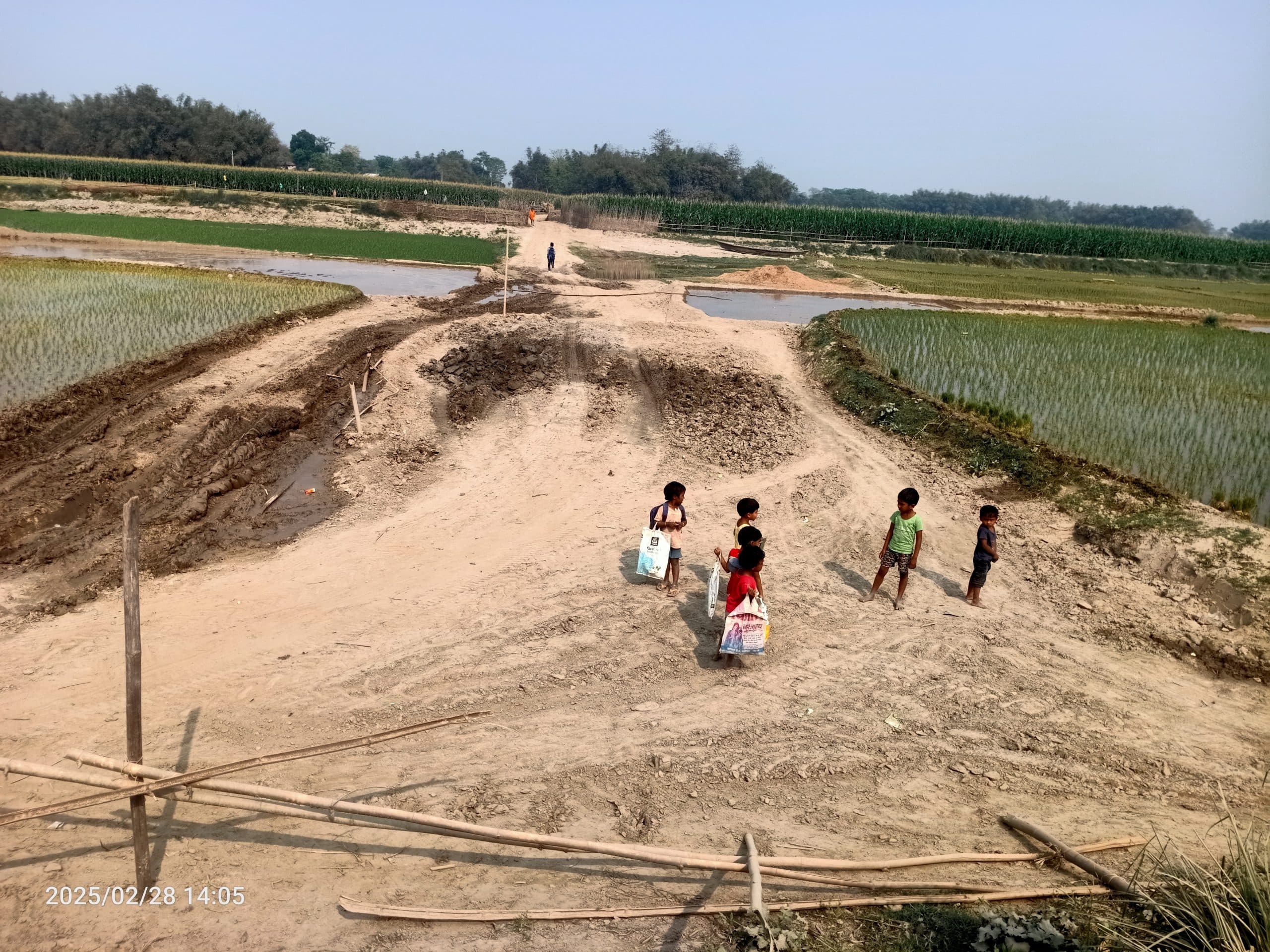 सड़क के अभाव में ग्रामीणों को आवागमन में उठानी पड़ रही परेशानी