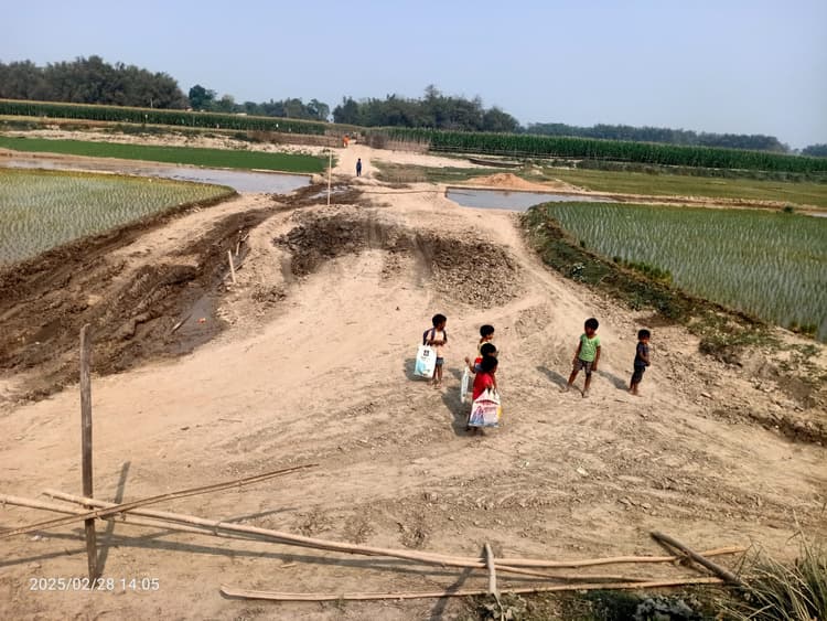 सड़क के अभाव में ग्रामीणों को आवागमन में उठानी पड़ रही परेशानी