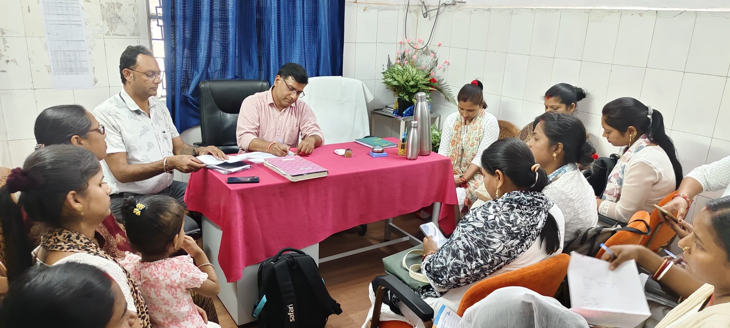 स्वास्थ्य व्यवस्था सुदृढ़ करने को लेकर कर्मियों की हुई बैठक