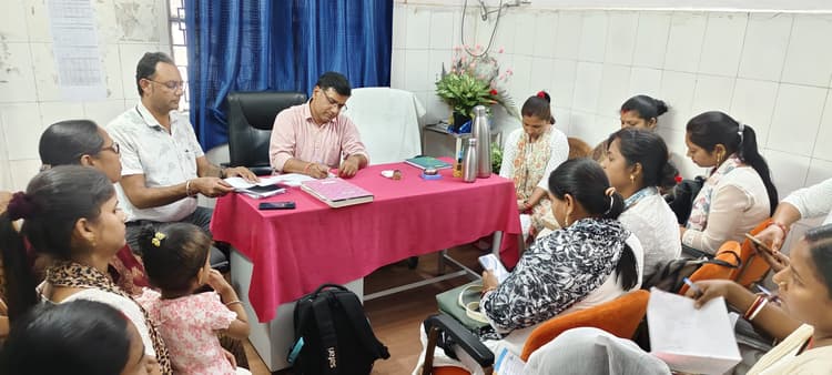 स्वास्थ्य व्यवस्था सुदृढ़ करने को लेकर कर्मियों की हुई बैठक