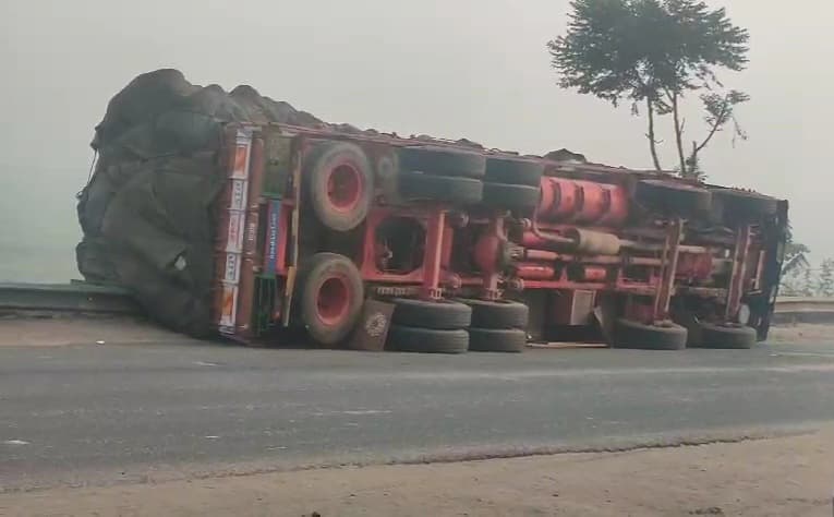 अनियंत्रित ट्रक सड़क किनारे पलटा, हताहत नहीं