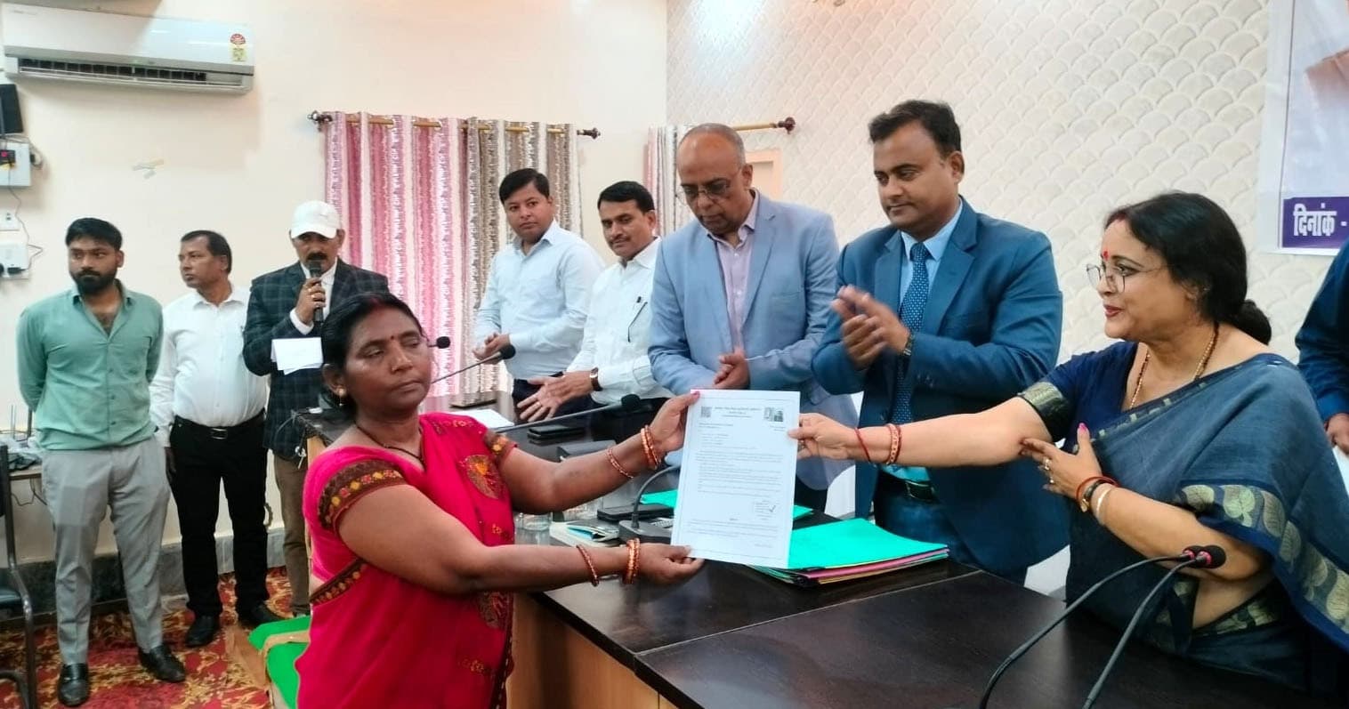 जिला प्रभारी मंत्री ने 504 विशिष्ट शिक्षकों को दिया नियुक्ति प्रमाण पत्र