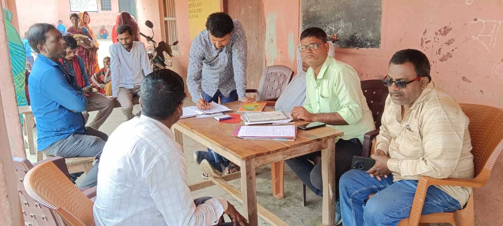 शिक्षा समिति के गठन में अभिभावकों ने प्रधानाध्यापक पर लगाया धांधली का आरोप