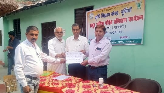 विष्णुपुर गांव में समूह अग्रिम पंक्ति प्रत्यक्षण पर किसानों को प्रशिक्षण