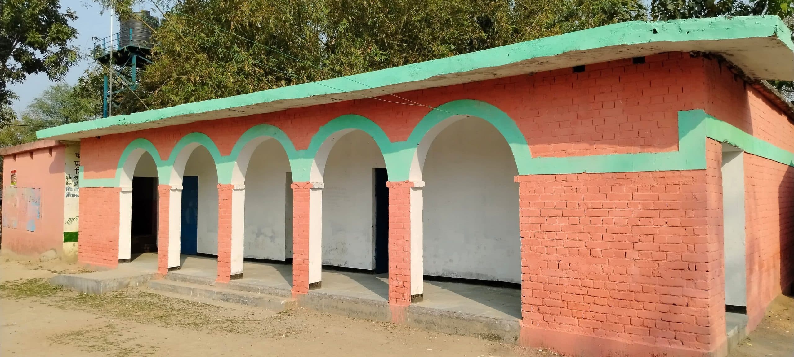 प्राथमिक विद्यालय रतन टोला में नहीं बना मध्यान भेजन, अभिभावकों में आक्रोश