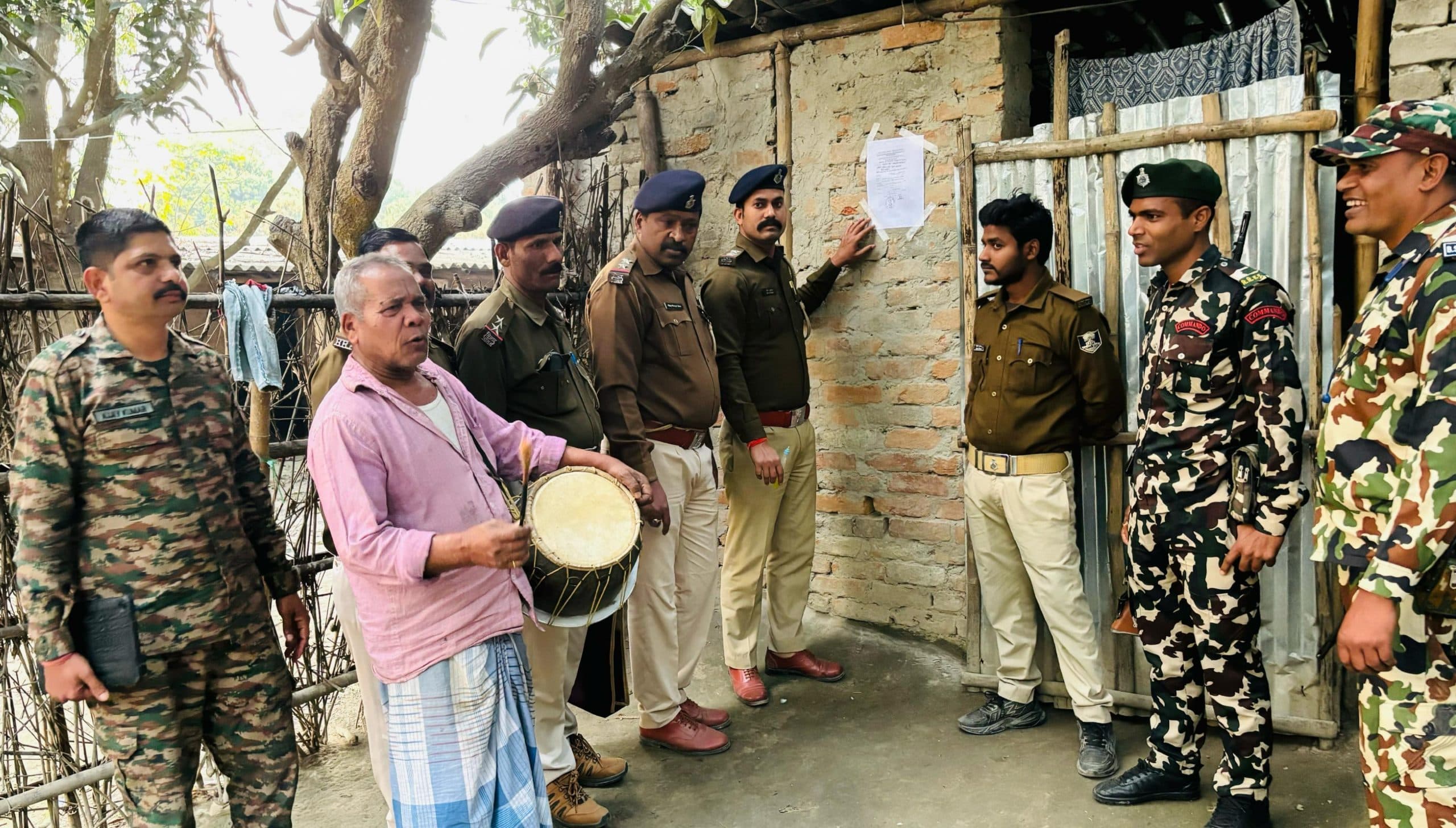 ढोल बाजे के साथ वारंटी के घर में चस्पाया गया इश्तिहार