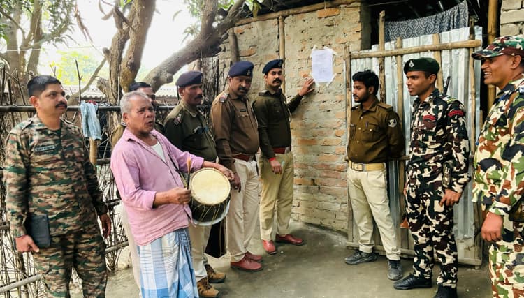 ढोल बाजे के साथ वारंटी के घर में चस्पाया गया इश्तिहार