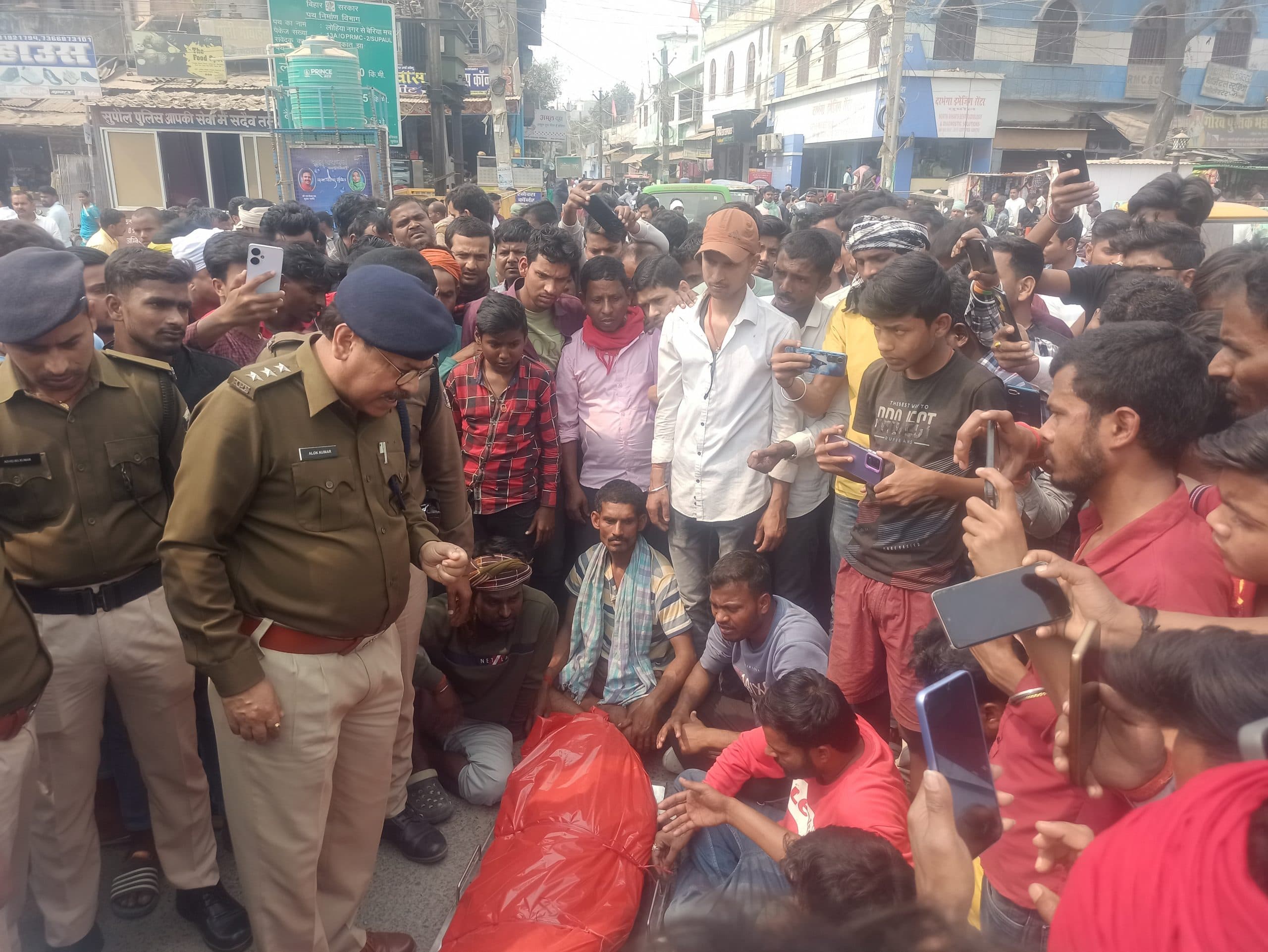 एकलौते पुत्र के सिर में बदमाशों ने मारी थी गोली, इलाज के क्रम में हुई मौत पर उबले परिजन