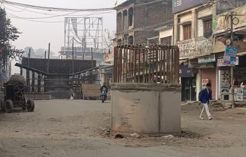 ओवरब्रिज के निर्माण में देरी से लोगों को हो रही परेशानी