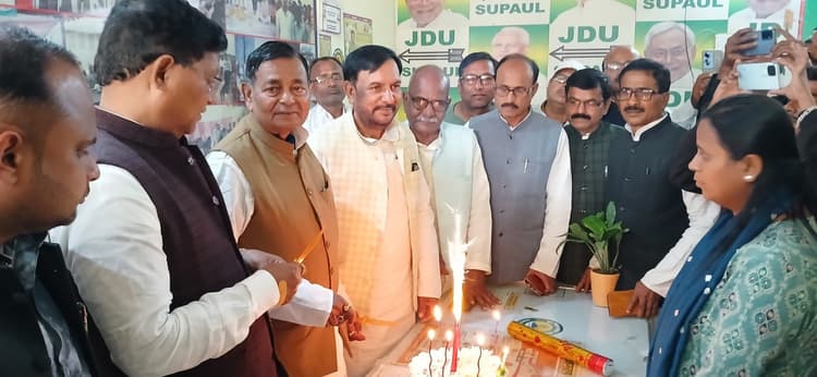 सीएम का मनाया गया 74वां जन्मदिवस, केक काटकर कार्यकर्ताओं ने बांटी खुशियां