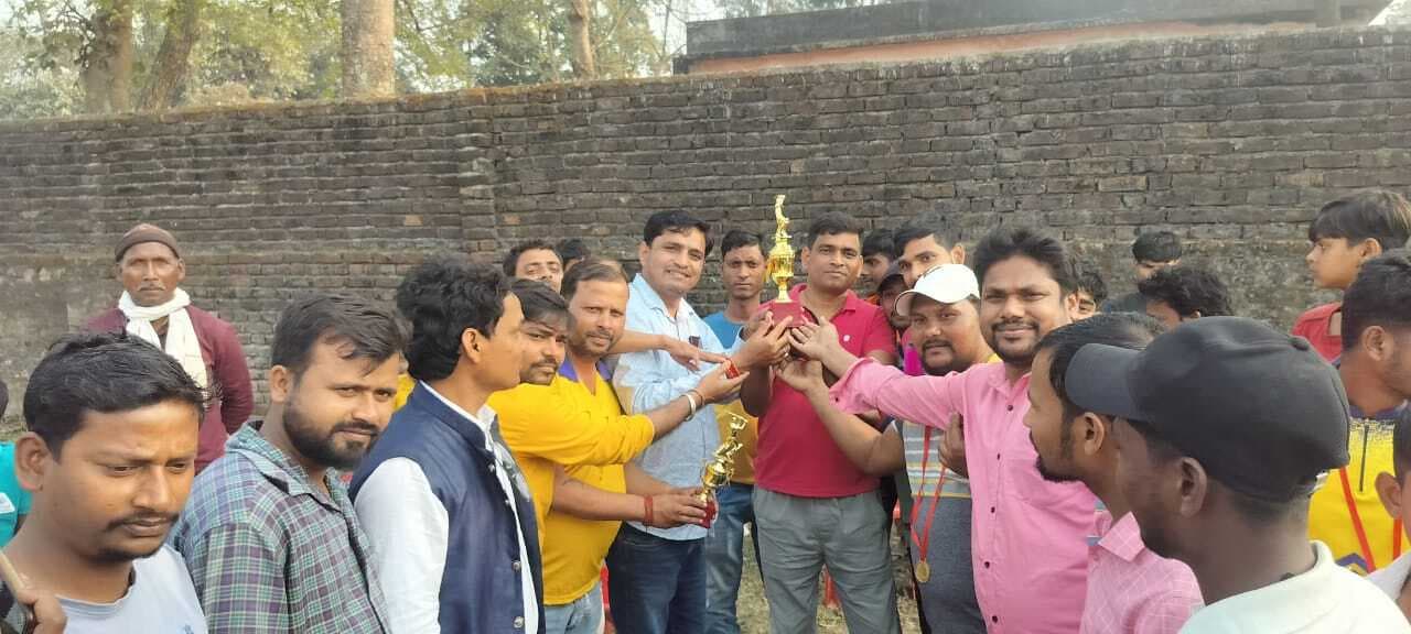 फ्रेंडली क्रिकेट मैच में पुलिस ने पब्लिक टीम को किया पराजित