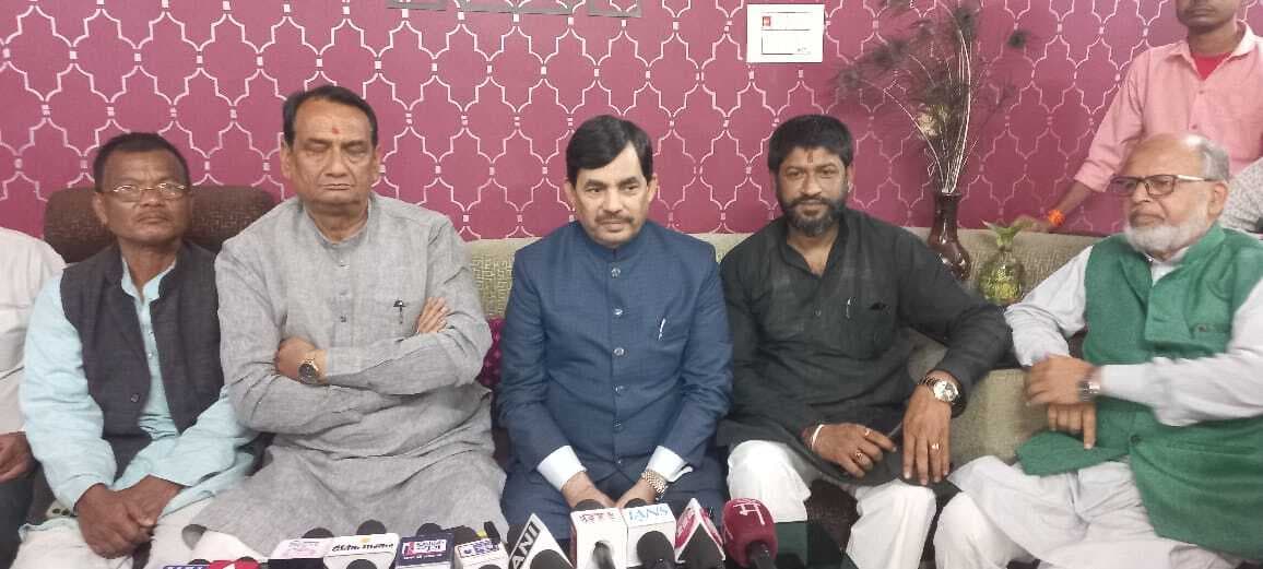 ओवैसी मुसलमानों को कर रहे गुमराह, नहीं चाहते उनके बच्चे ले सकें आधुनिक शिक्षा  : शाहनवाज