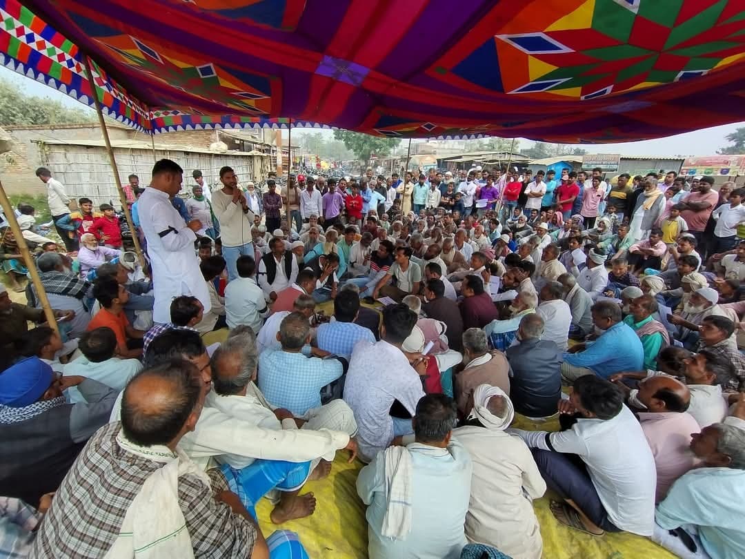 सिकरहना नदी पर बांध निर्माण के विरुद्ध में ग्रामीणों ने किया धरना प्रदर्शन