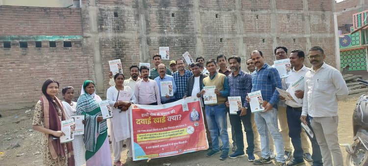 मदनशाही में लोगों को समझा बुझा कर खिलायी गयी फाइलेरिया की दवा