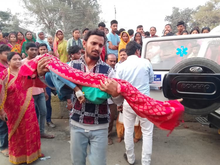 स्कूल में पेड़ की टहनी गिरने से छात्रा की मौत