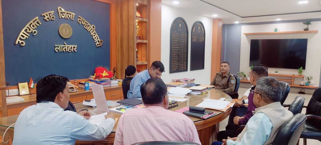 डीसी ने की खनन टॉस्क फोर्स के साथ समीक्षा बैठक