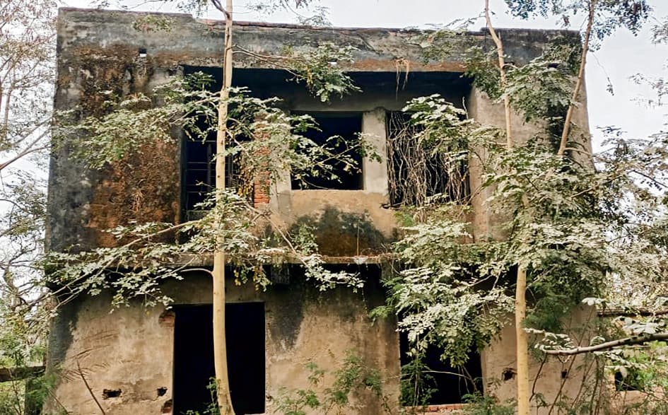 Buxar News: खंडहर में तब्दील हुआ पशु अस्पताल