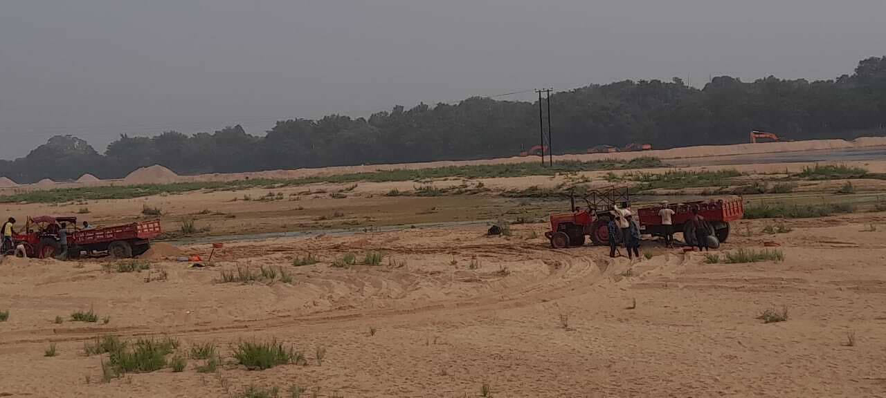 डोभी खनन विभाग की कारवाई, एक ट्रैक्टर बालू जब्त