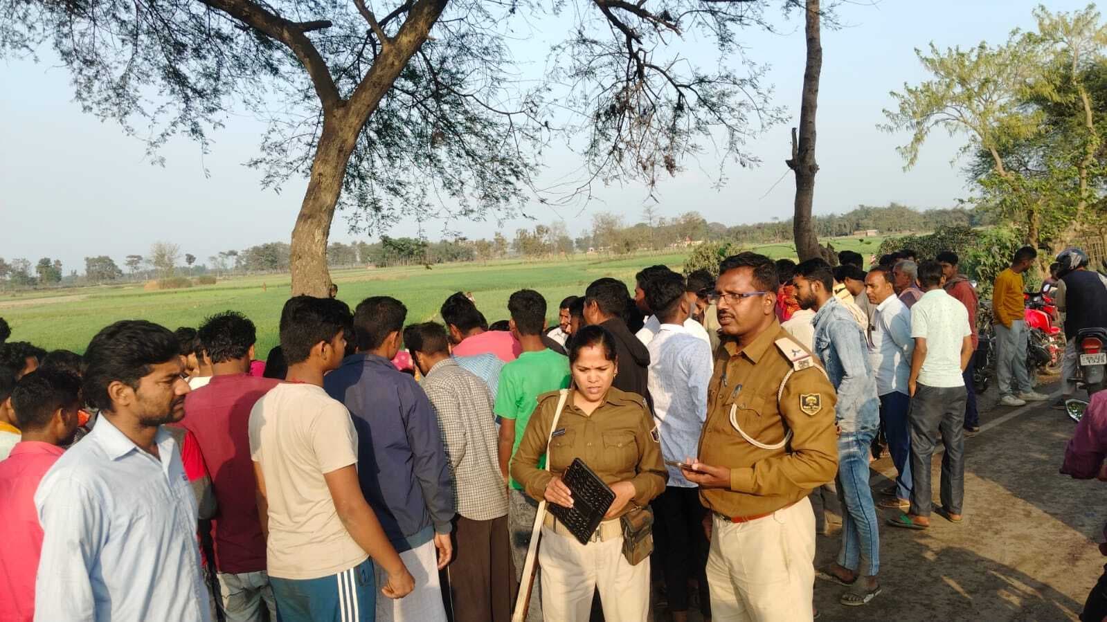 बाइक सवार दंपति को गन्ना लदे वाहन ने रौंदा, महिला की मौत