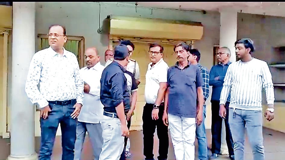 दुस्साहस : चावल गद्दी में कर्मचारी को बंधक बना कर गल्ले से लूट लिये 60 हजार रुपये