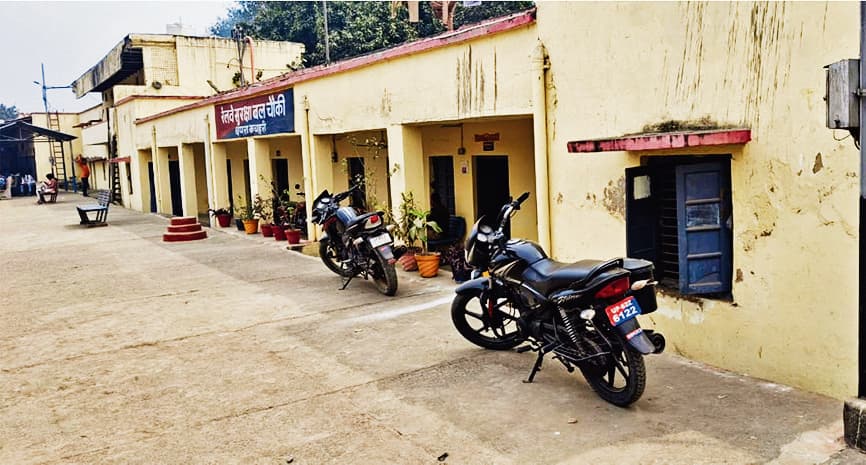 Chhapra News : सर्कुलेटिंग एरिया की बजाय आरपीएफ पोस्ट पर ही खड़ी की जा रही बाइक