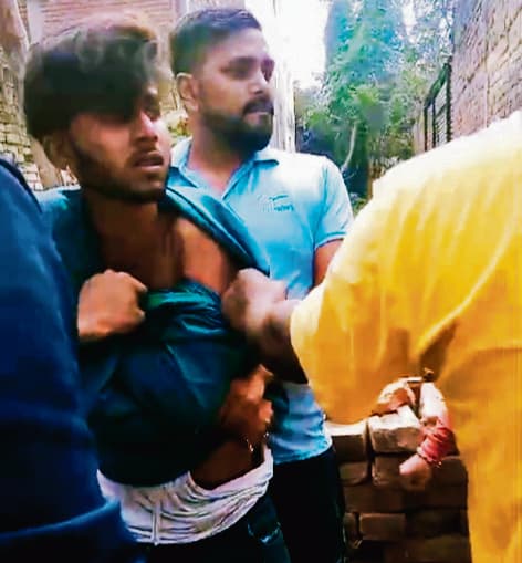 बाइक चुराते दो पकड़ाये, जमकर धुना