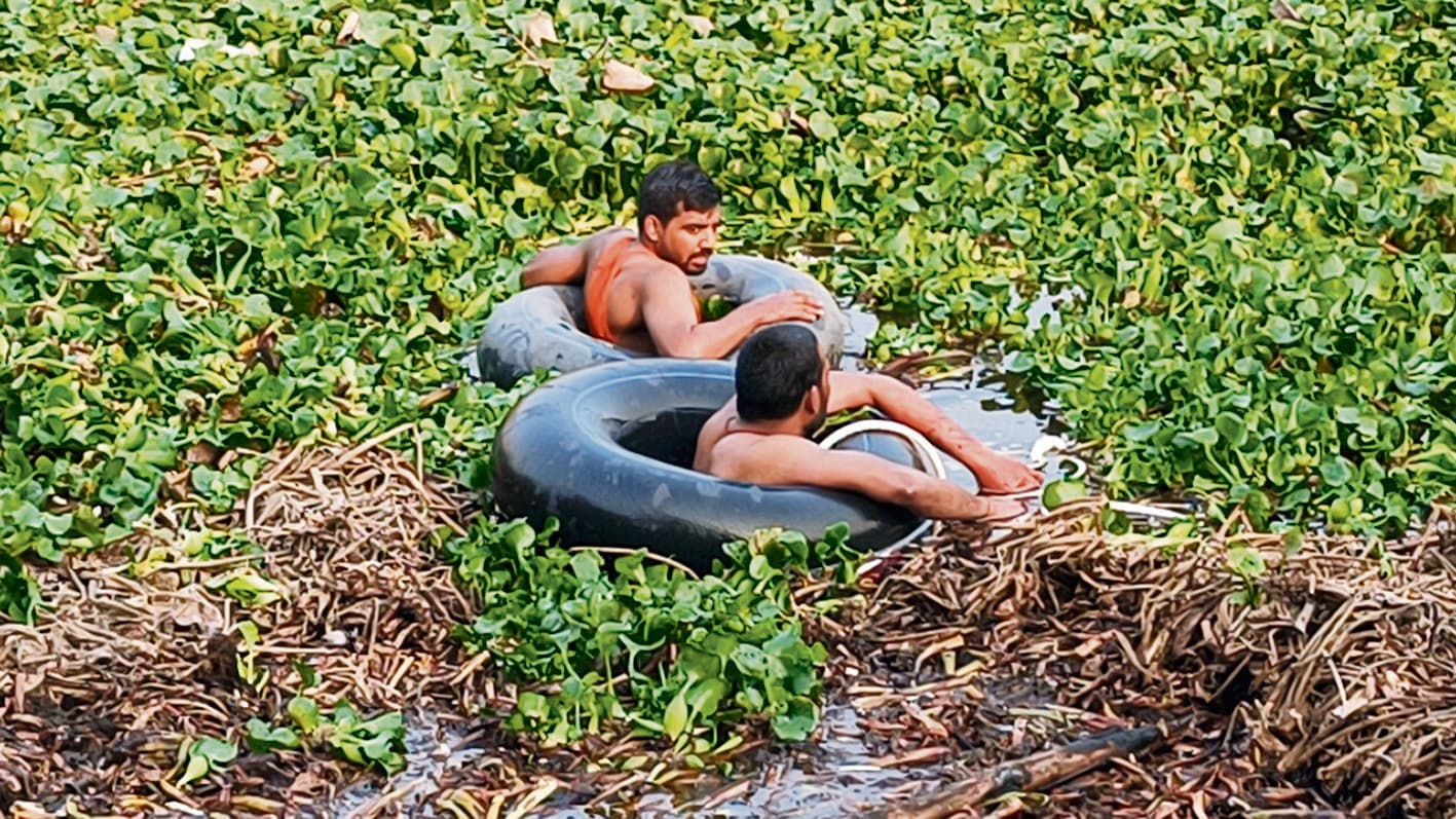 खासगंज मोहल्ला में युवक ने पोखर में लगायी छलांग