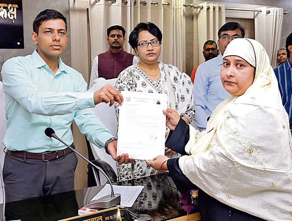 Buxar News: नियुक्ति पत्र मिलते ही शिक्षकों के खिले चेहरे