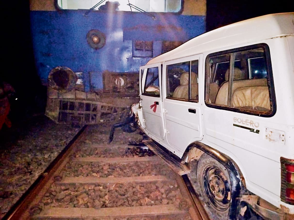 अवैध रेलवे क्रॉसिंग पर ट्रेन से टकरायी बोलेरो