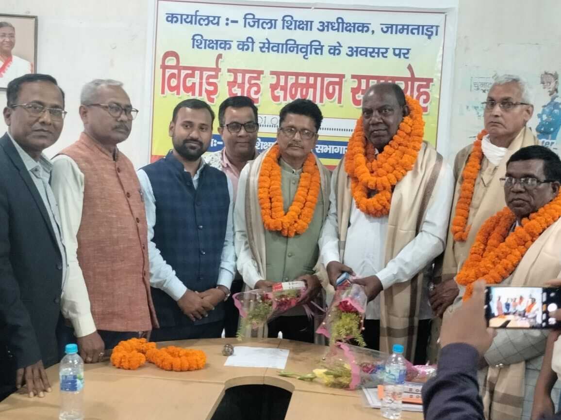 डीएसइ ने पांच शिक्षकों को डायरी देकर दी विदाई