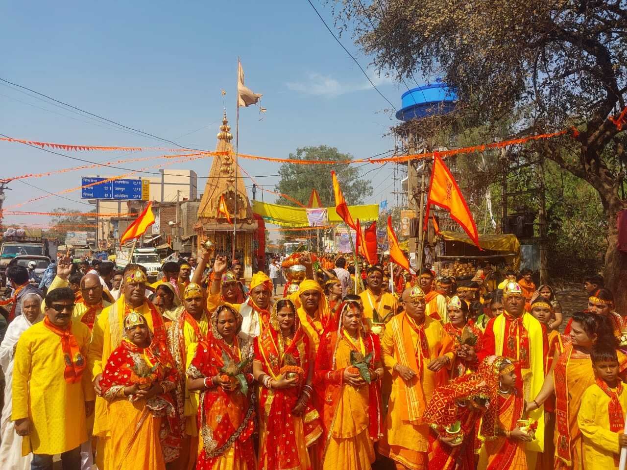 ओके :::::  दुर्गा मंदिर की प्राण प्रतिष्ठा को लेकर निकली कलश यात्रा