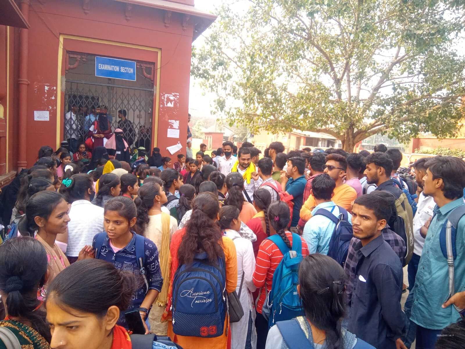 Darbhanga News: स्नातक सेकेंड सेमेस्टर के रिजल्ट में गड़बड़ी दूर करने की मांग को लेकर परीक्षा विभाग का घेराव
