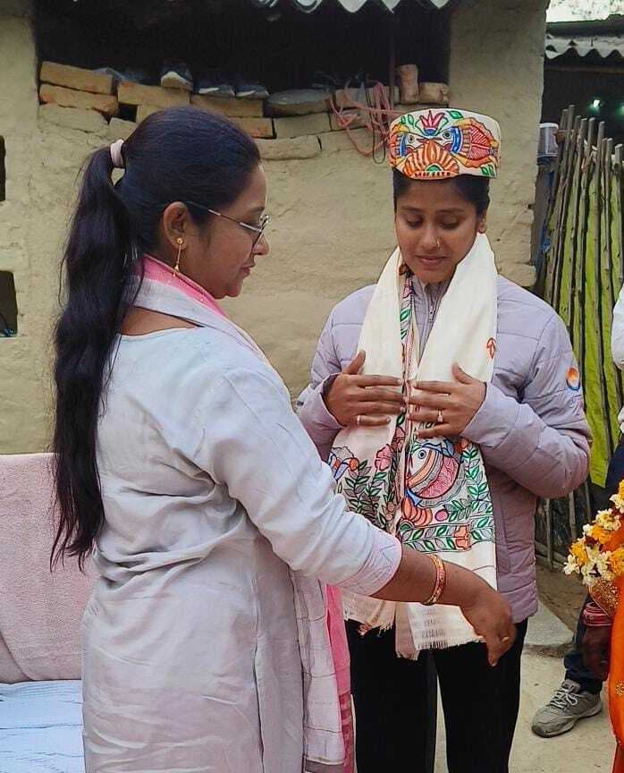 Madhubani News : स्वर्ण पदक विजेता का रेणु यादव ने किया अभिनंदन