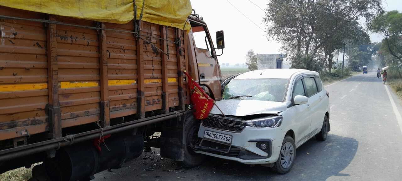 प्रयागराज से लौट रही कार व ट्रक में टक्कर, आठ लोग घायल