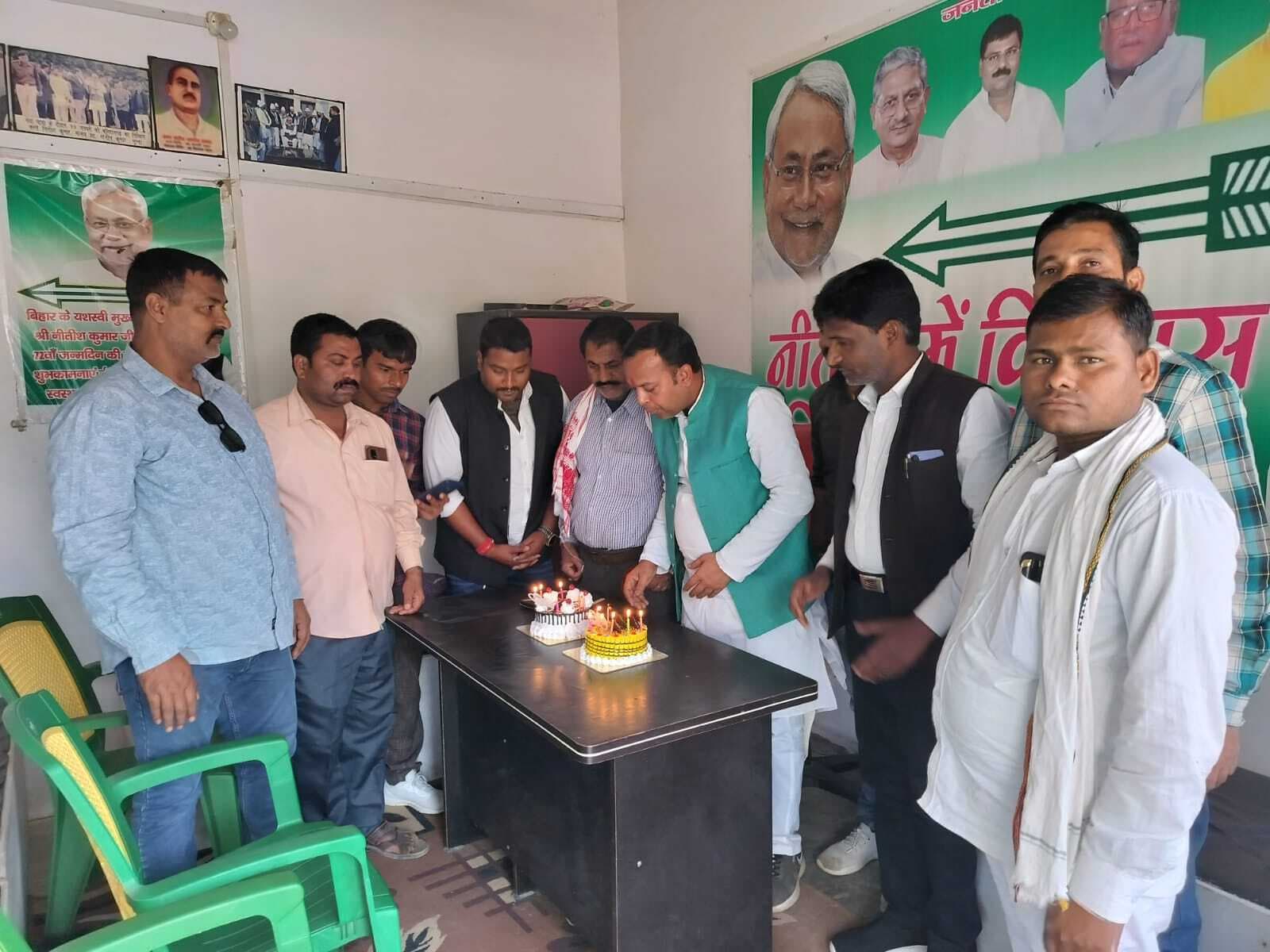 Madhubani News : जदयू कार्यकर्ताओं ने मनाया मुख्यमंत्री का जन्मदिन