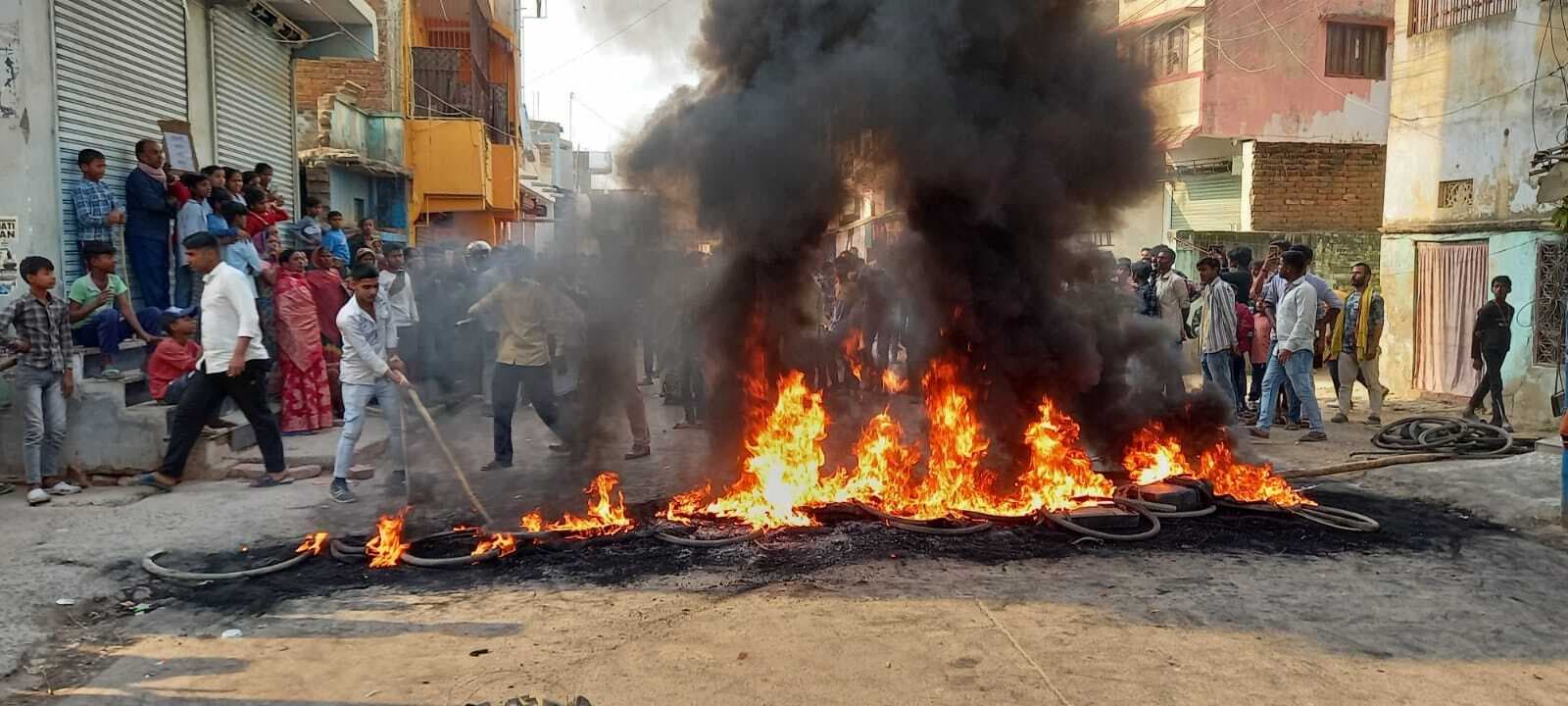 Darbhanga News: युवक की मौत से आक्रोशित लोग आजमनगर में सड़क पर उतरे