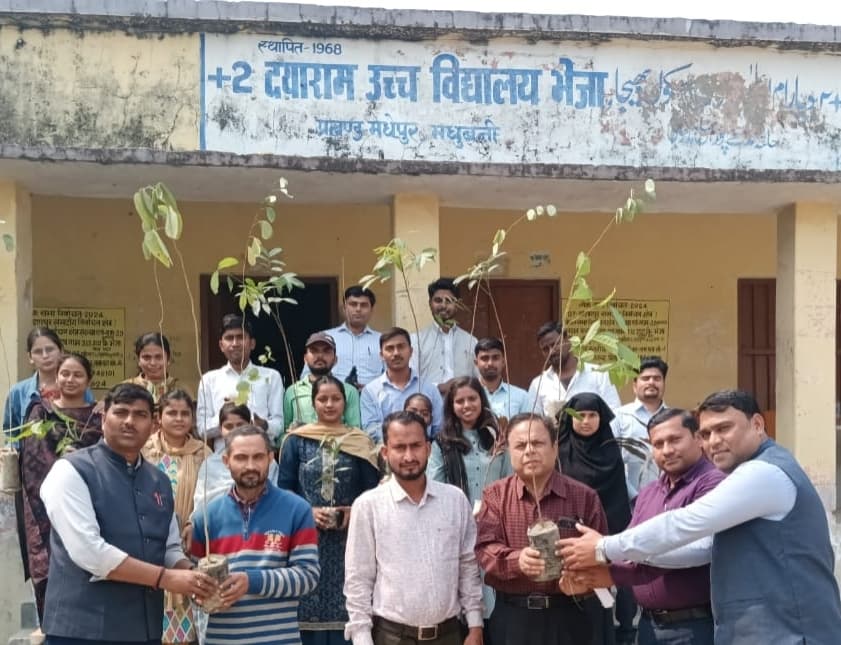 Madhubani News : पौधारोपण कर पर्यावरण संरक्षण का महत्व बताया