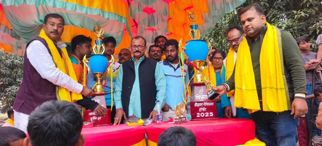 विजेता एवं उपविजेता टीम के साथ जिप अध्यक्ष सीता देवी, विनय कुमार झा, शंभू यादव एवं अन्य. Darbhanga News: पटनिया ने जीता क्रिकेट टूर्नामेंट का फाइनल मुकाबला, उपविजेता रही सोनपुर की टीम