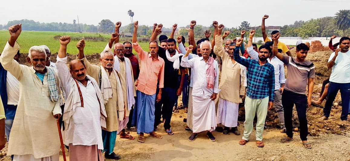 छट घाट के समीप पंचायत सरकार भवन निर्माण को लेकर ग्रामीणों ने किया विरोध
