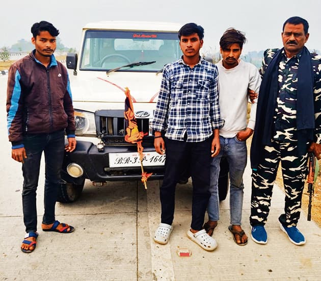 शराब लदी बोलेरो के साथ तीन तस्कर धराये